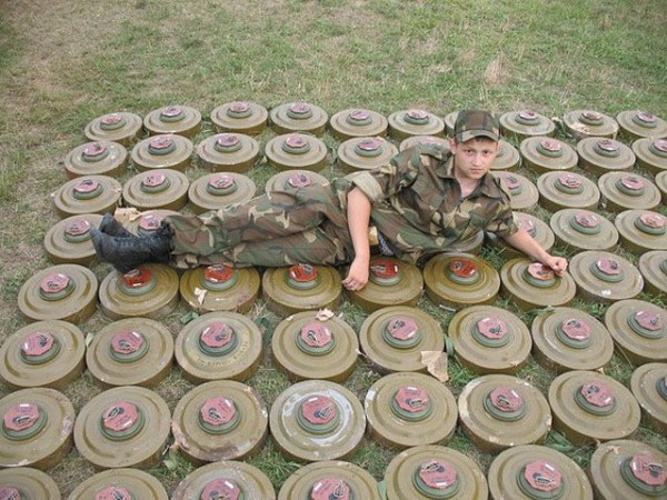 Солдат лежит на минах, идиоты в армии России. 