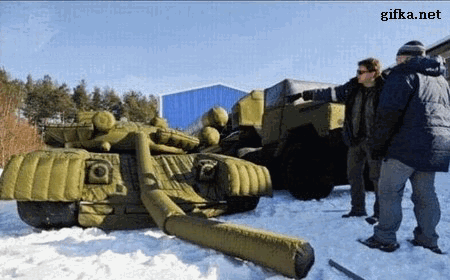 Сердюков освоил бюджет -надувные танки и ракеты.