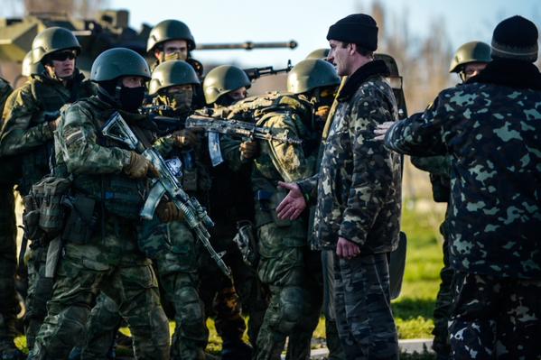 Русские солдаты боятся безоружного Украинца. Крым. Позор спецсназа