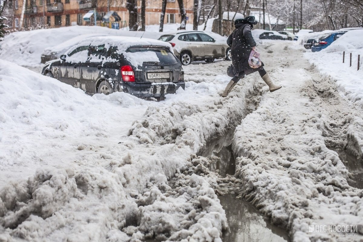 Мокрый яма. Двор занесенный снегом. Российские дороги зимой. Рыхлый снег на дороге. Снежные завалы на дорогах.